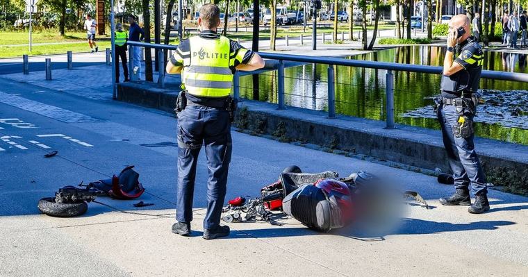 Scooterrijder zwaargewond na botsing in Enschede