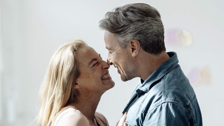 Maxine (47): ’Ik ben smoorverliefd op de ex van mijn beste vriendin, wat moet ik doen?’