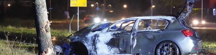 Auto botst tegen een boom en vliegt in brand in Assen