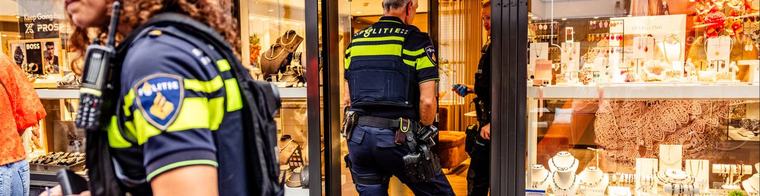 Klopjacht op overvallers juwelier, meerdere vitrines kapotgeslagen