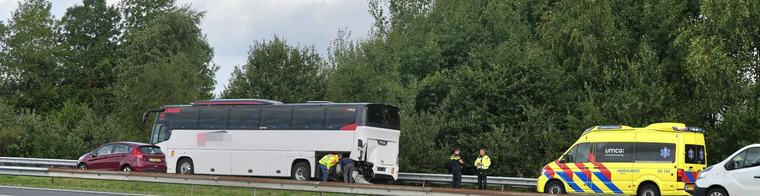 Bestelbus botst op touringcar op A28, weg weer vrijgegeven