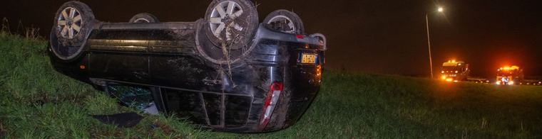 Auto raakt van de weg en slaat over de kop bij Nieuwegein
