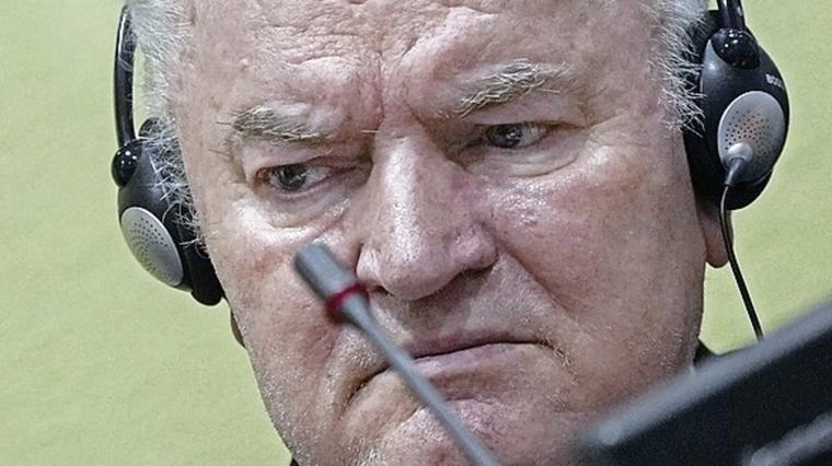 Woede over uitgebreid eerbetoon in Servië voor overleden oorlogsmisdadiger Ratko Mladić: ’Bedankt generaal’
