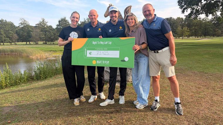 Renze Klamer spijbelt en Kim Lammers is veilingmeester met een kapotte heup bij Right to Play golf-evenement
