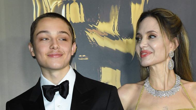 Angelina Jolie bezoekt met zoon Knox boksclub in Oekraïne en traint mee: ’Wat een mooie school’