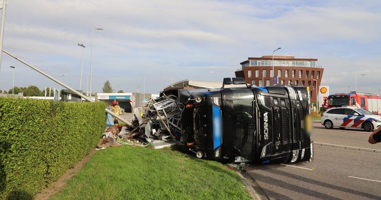 112 Nieuws: Flinke verkeershinder in Kampen door gekantelde vrachtwagen
