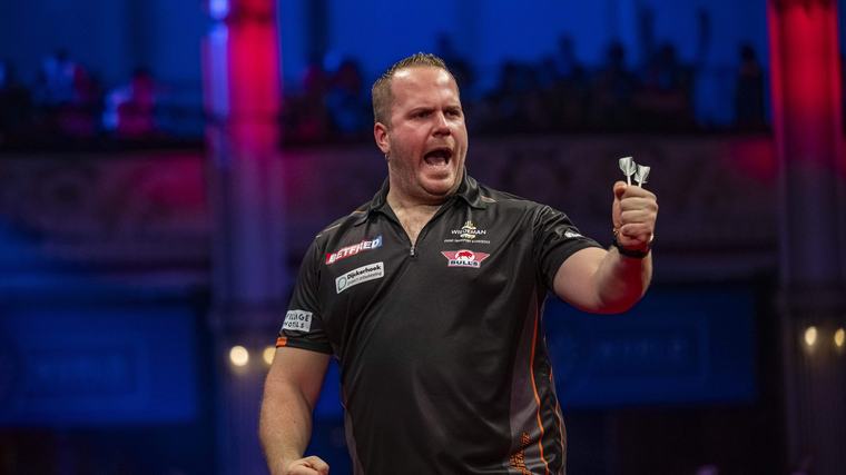 Dirk van Duijvenbode na afzegging alsnog van de partij op World Series of Darts Finals in Amsterdam