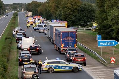 Nederlandse chauffeur vlucht na dodelijk ongeval over Duitse grens; zwangere vrouw en kind in levensgevaar