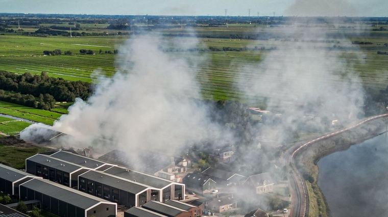 Brandweer 's nachts nog bezig met blussen van brandende hooibalen in schuur