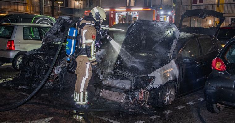 2 auto's uitgebrand in Utrecht, man aangehouden