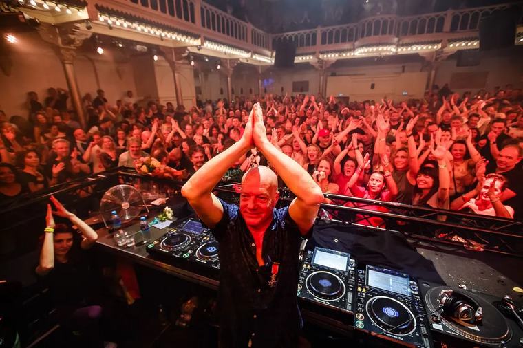 Draaimolen DJ Shortlist Housepionier Dimitri krijgt ereplekje op Draaimolen Dimitri Kneppers draait vinyl only-set bij de Forest-stage van Eris Drew en Octo Octa