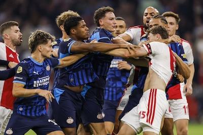 Woede in Arena na ‘moordaanslag’ Ruben van Bommel, PSV-trainer Bosz: ‘Dit is voetbal jongens, kom op’