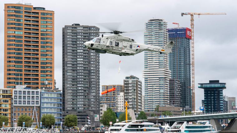 Wereldhavendagen in Rotterdam beginnen met harde wind en regen: ’Met die ruige golven is het juist extra spectaculair’
