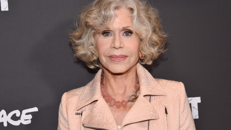 Jane Fonda (88) in het geweer tegen AI en techmiljardairs: ’Ze willen de rest van ons om zeep helpen’