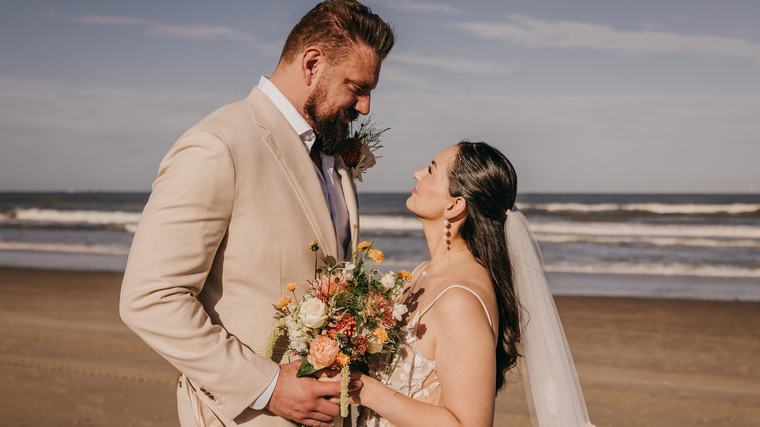 Dutch Giant Olivier Richters (37) trouwt na vier keer uitstel eindelijk met zijn Desiree: ’Ik hield het niet tijdens de ceremonie’