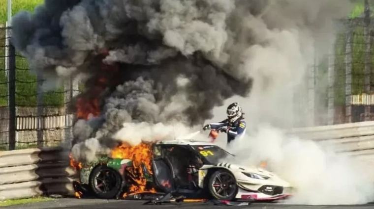 Loek Hartog redt autocoureur uit brandende Ferrari: 'Dacht even dat het niet ging lukken'