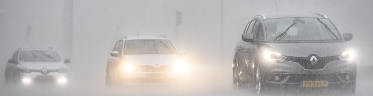 Lange files tijdens regenachtige ochtendspits, langste file meer dan 20 kilometer