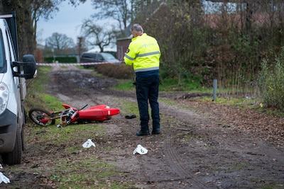 Jongen (13) op crossmotor overlijdt na botsing met tractor, verdachte verloor kort daarvoor eigen zoon