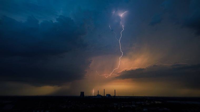 KNMI waarschuwt voor zware onweersbuien die vanmiddag over Brabant trekken