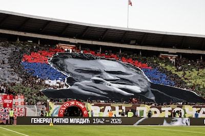 Minuut stilte, gezang en spandoek voor oorlogsmis­da­di­ger Ratko Mladic bij derby van Belgrado