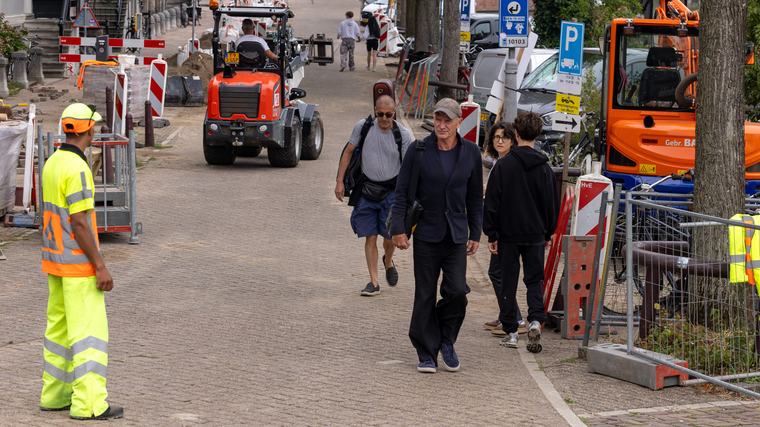 ’Every step you take’: wereldster Sting bíjna onopvallend door de straten van Amsterdam