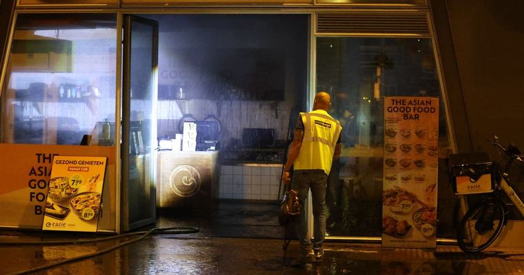 Brand in horecazaak in winkelcentrum, schade aan afhaalrestaurant door vlammen en rook