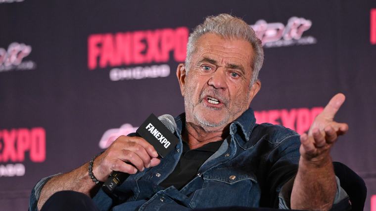 Mel Gibson (70) door het stof na belachelijk maken gebarentolk: ’Het was tactloze domheid’
