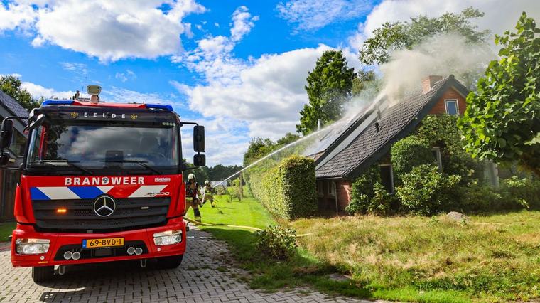 Brand in dak van woonboerderij aan Veldkampweg in Eelde