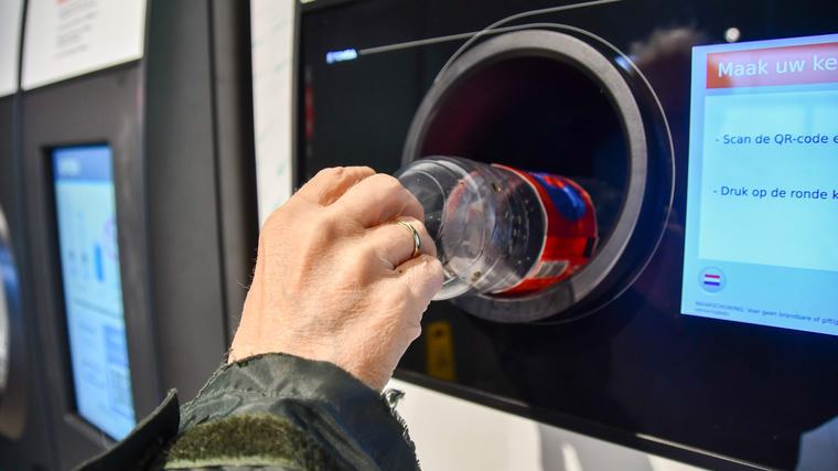 Ook kleine winkels moeten flesjes en blikjes innemen: kabinet wil meer inleverpunten voor statiegeld