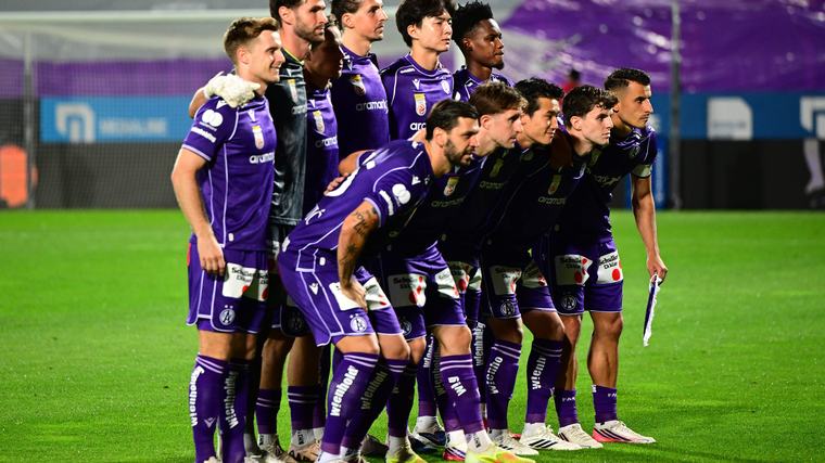 Liefde voor meer dan de club: Austria Wien lanceert shirt via campagne met zoenende koppels