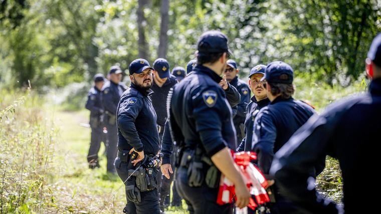 Politie vindt opnieuw meerdere vuurwapens bij onderzoek Overasselt