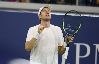 Botic van de Zandschulp overleeft matchpoint en bereikt laatste 8 na waanzinnige comeback