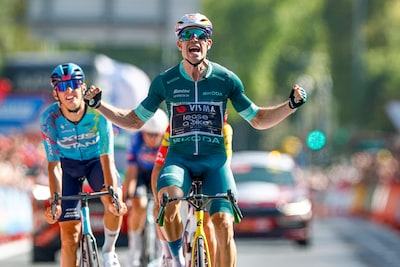 Weer feest voor Visma in Vuelta: Wout van Aert verslaat medevluchters in sprint en boekt tweede ritzege