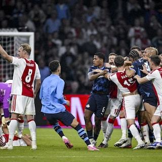 Ajax krijgt eerste tik in titelstrijd na zinderende clash in thuiswedstrijd tegen PSV