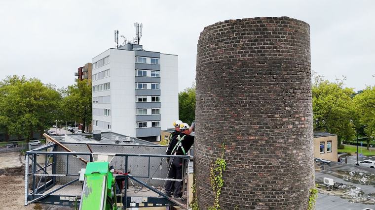 Monnikenwerk: fabrieksschoorsteen wordt steen voor steen gesloopt