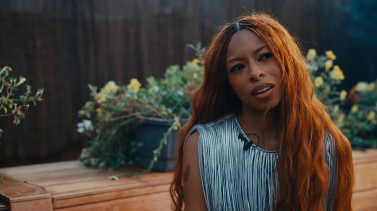 Lowlands Video Ravyn Lenae: 'Doechii is mijn zuster' Over waarom het r&b-hokje benauwend is, samenwerken met Doechii en touren met Sabrina Carpenter