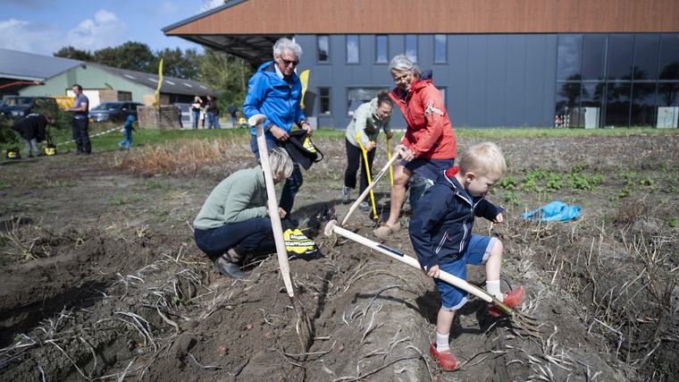 In Usquert mogen bezoekers gratis een eigen zakje aardappels rooien op de boerderij. ’Zo creëer je begrip’