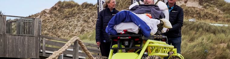 Door deze uitvinding kan Michael uit Den Ham ondanks ziekte weer het strand op