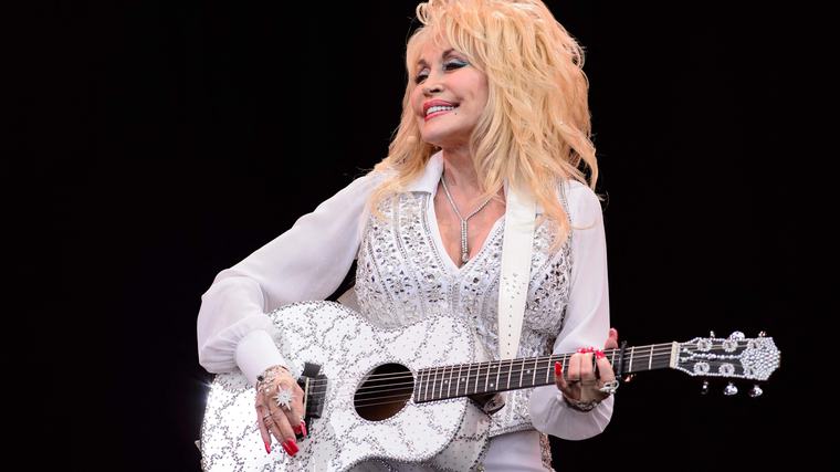 Zus overleden Dolly Parton haalt uit naar AI-content