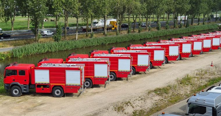 Waarom staan er tientallen brandweerwagens langs snelweg geparkeerd?