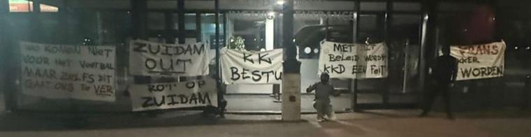 Protestspandoeken opgehangen bij stadion FC Utrecht: 'Zuidam out, Frans wakker worden'