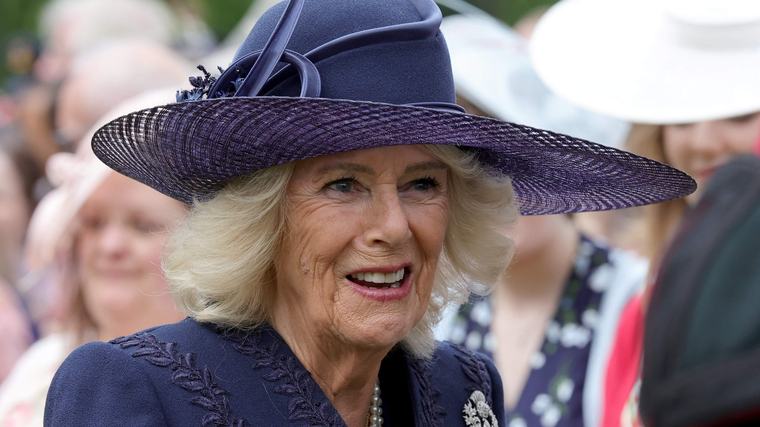 Koningin Camilla verrast met voordracht brief van koningin-moeder Elizabeth