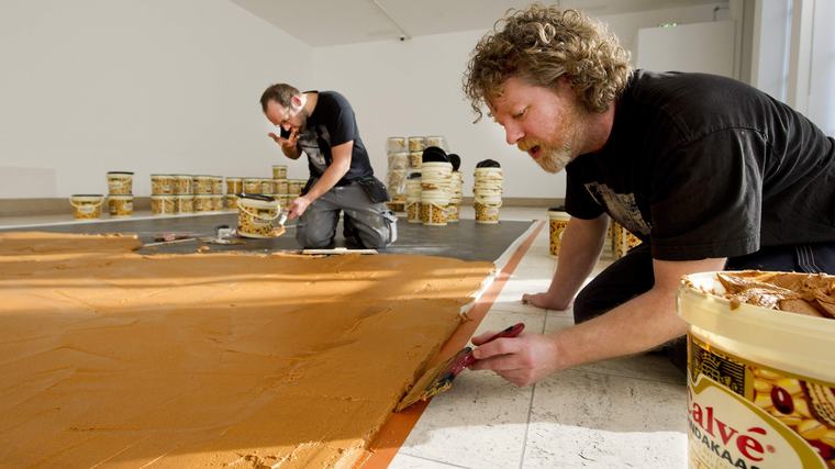 Museum Bijmans verwijdert Pindakaasvloer van Wim T. Schippers weer: ’Verbaasd hoeveel mensen er op durfden te stappen’