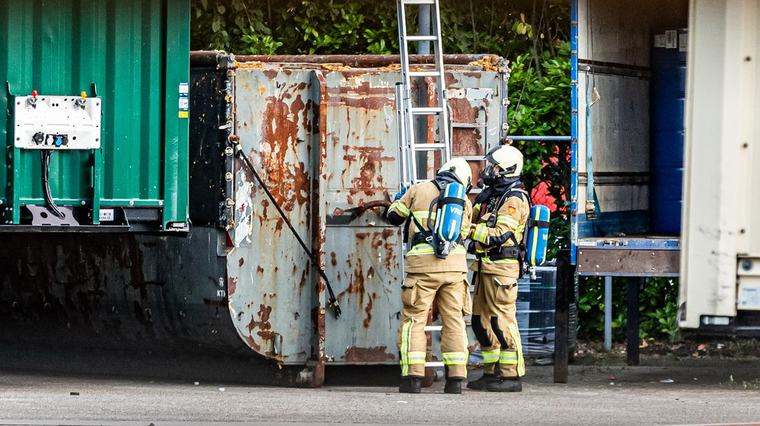 Brandweer onderzoekt sterke, onbekende lucht bij bedrijf in Assen