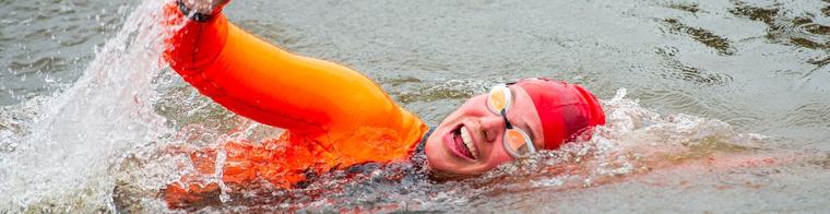 Van Zout(kamp) naar zoet, honderden deelnemers duiken het water in voor Groningen Swim Challenge
