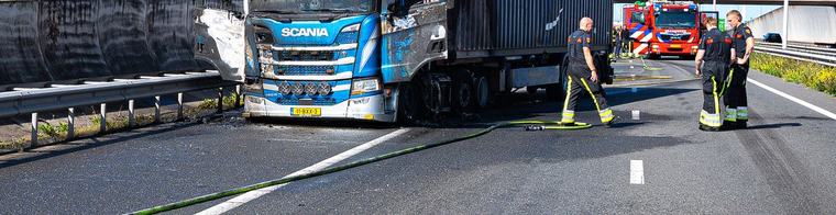 Vrachtwagen brandt uit nadat collega viaduct raakt, weg nog lang dicht