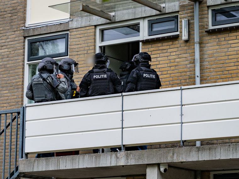 Arrestatieteam pakt mannen op na vuurwapenmelding | Taakstraf jongen (17) voor rellen op Malieveld
