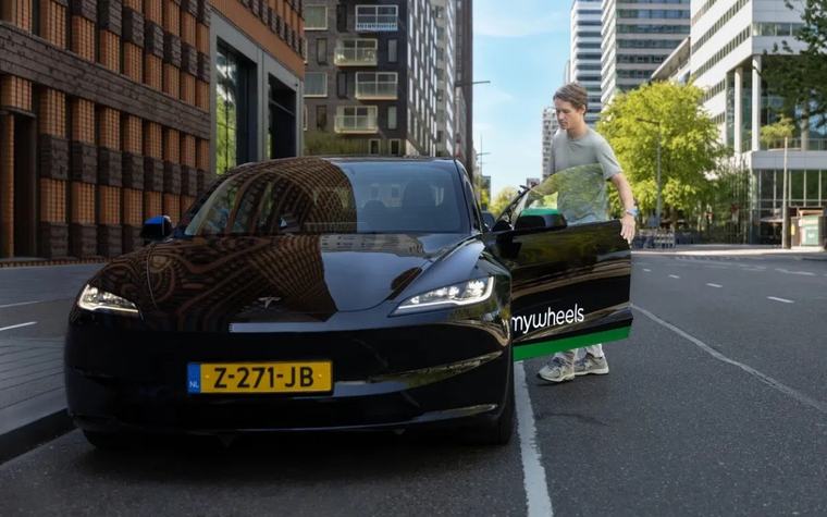 Je kunt nu zelf in een Tesla met FSD rijden via dit deelautoplatform