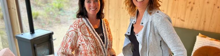 Janine en Susanne verhuren tiny house in Lutterzand: 'Een gekkenhuis deze zomer'