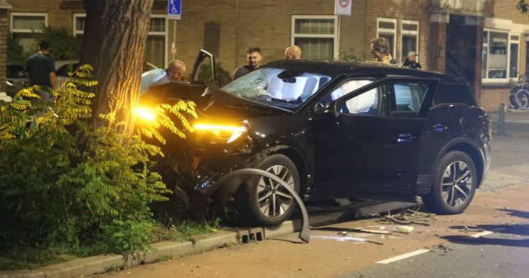 Automobilist rijdt tegen boom